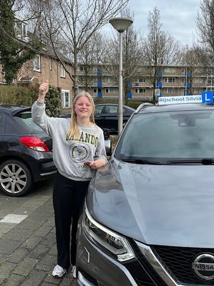 Lisa is geslaagd voor het rijbewijs