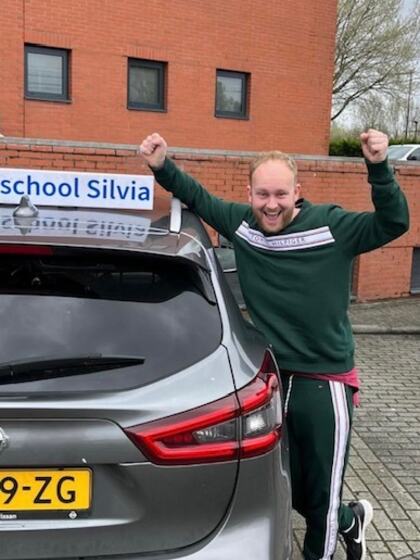 Tommie is geslaagd voor het rijbewijs