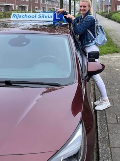 Stephanie is geslaagd voor het rijbewijs