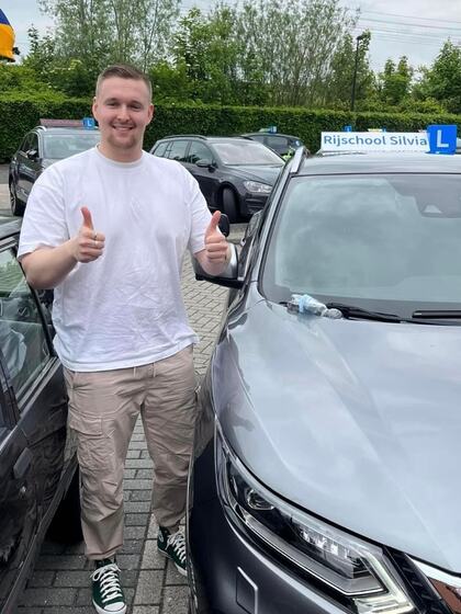 Remco is geslaagd voor het rijbewijs