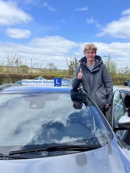 Matthijs is geslaagd voor het rijbewijs