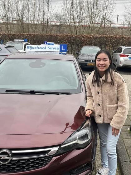 Sara is geslaagd voor het rijbewijs