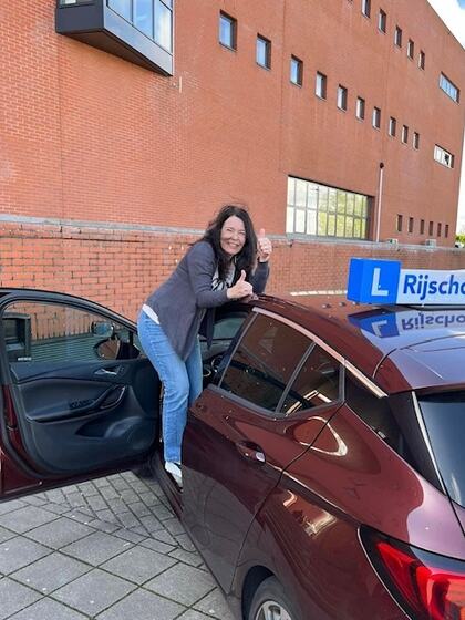 Cynthia is geslaagd voor het rijbewijs