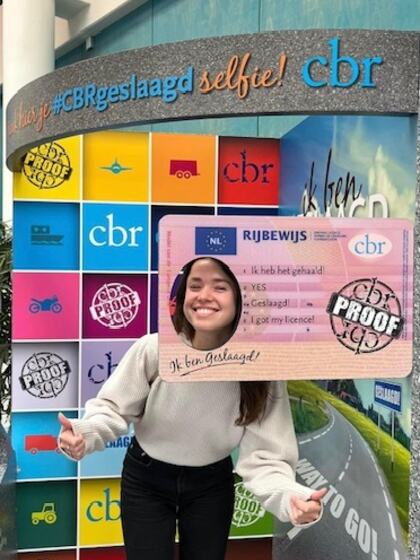 Amy is geslaagd voor het rijbewijs