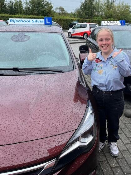 Anne is geslaagd voor het rijbewijs