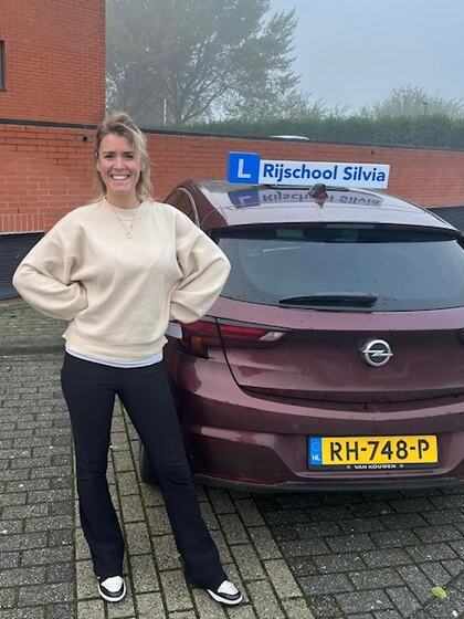 Britt is geslaagd voor het rijbewijs