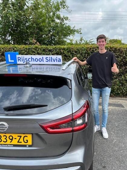 Chris is geslaagd voor het rijbewijs