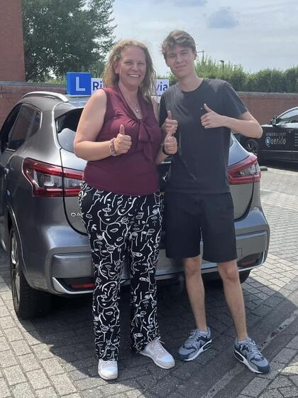 Emile is geslaagd voor het rijbewijs