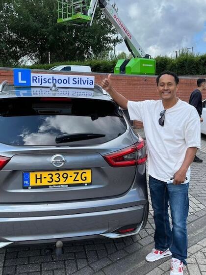 Ryan is geslaagd voor het rijbewijs