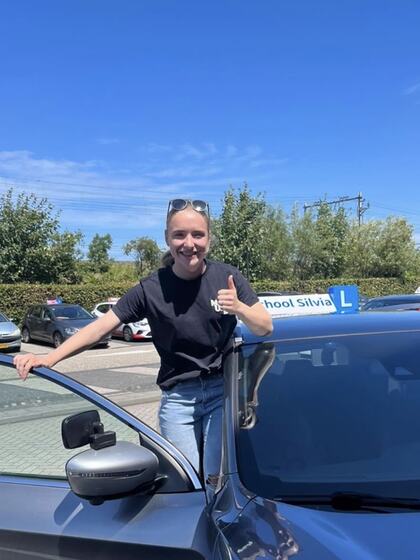 Nina is geslaagd voor het rijbewijs