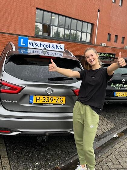Nienke is geslaagd voor het rijbewijs