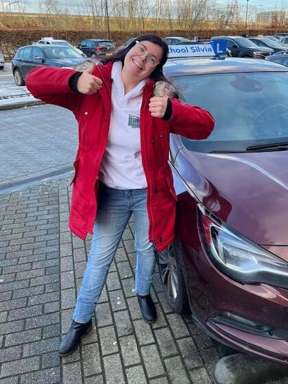 Bente is geslaagd voor het rijbewijs