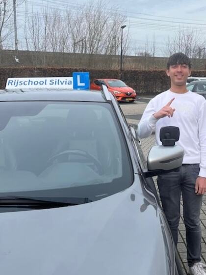 Nigel is geslaagd voor het rijbewijs