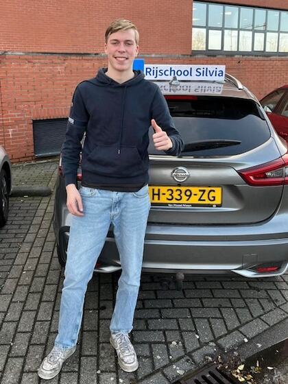 Julian is geslaagd voor het rijbewijs