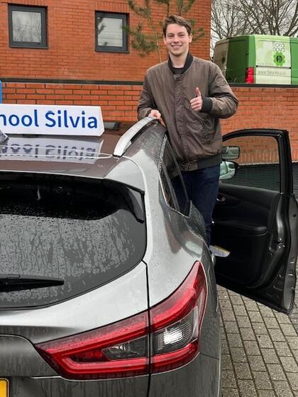 Daniël is geslaagd voor het rijbewijs