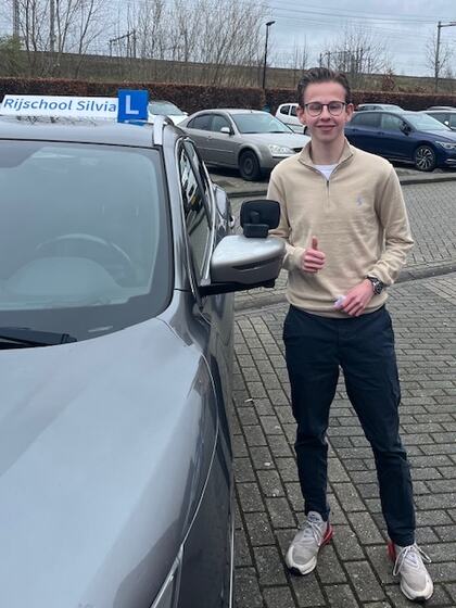Brian is geslaagd voor het rijbewijs